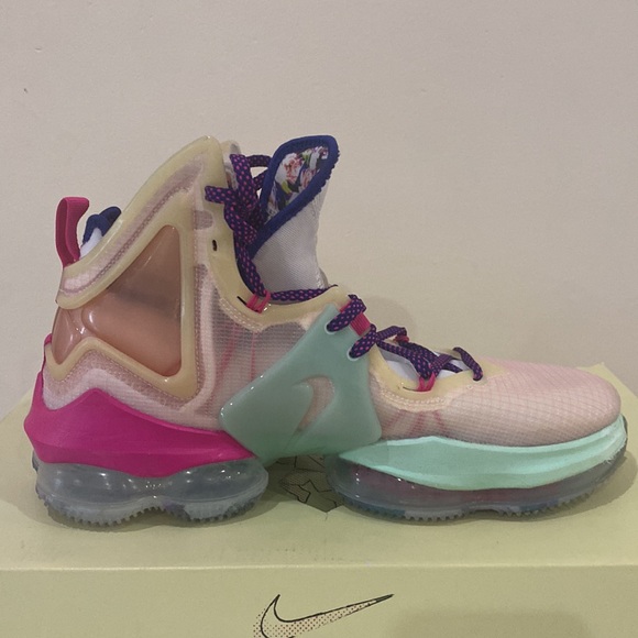 Lebron XIX Valentines Day - Picture 4 of 8